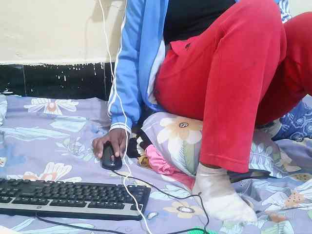 Pretty-221 webcam