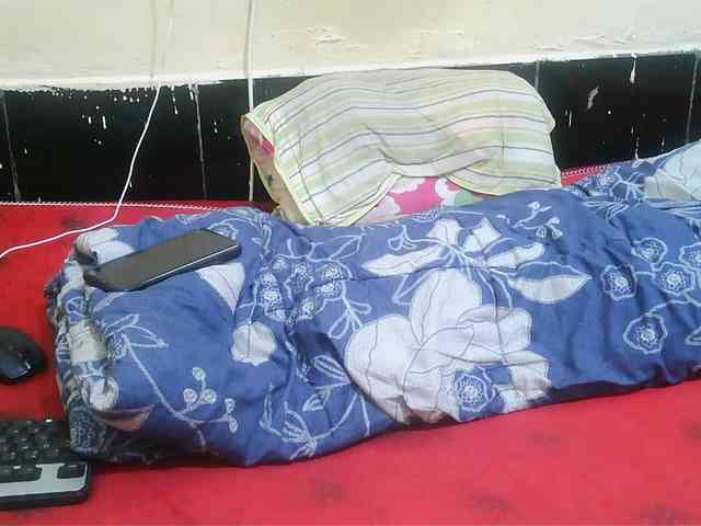 Pretty-221 webcam