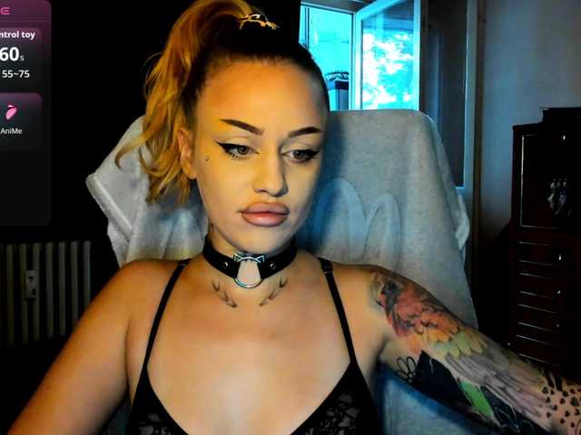 MiaPleasuree live cam preview