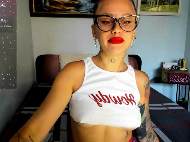 MiaPleasuree live cam on BongaCams