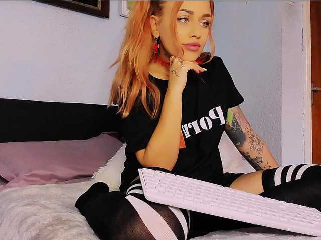 MiaPleasuree live cam preview