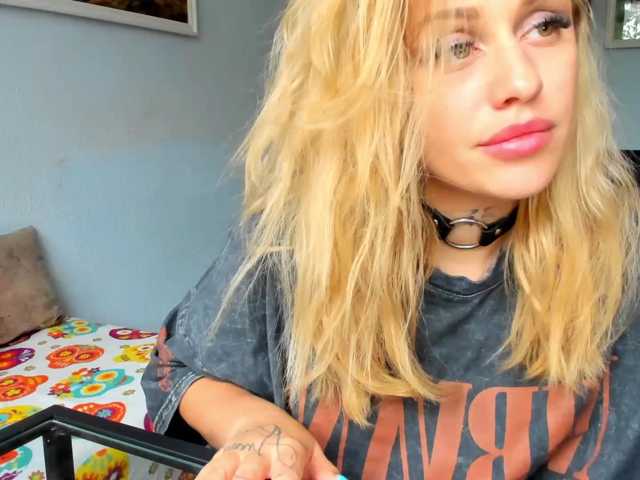 MiaPleasuree live cam on BongaCams
