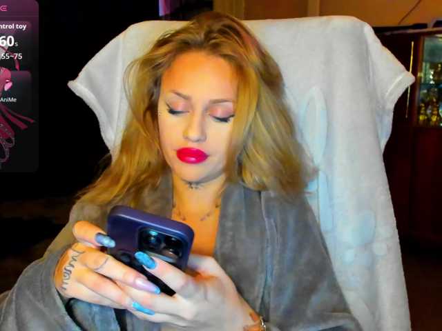 MiaPleasuree live cam on BongaCams