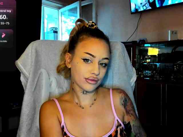 MiaPleasuree webcam