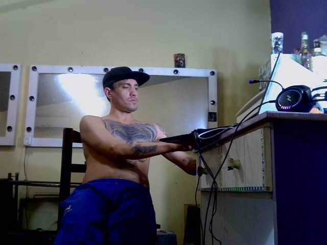Hsjdkdlwbbdd, 37 y/o - Live Cam on BongaCams