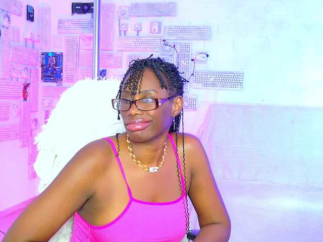 naomicampbi Live Cam and Statistics on UnifiedCams