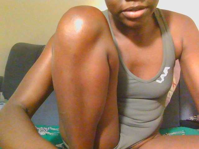 le modèle Midnightwhisper01 est en webcam porno dans un show sur le site bongacams, il possède les tags suivants: Ebony,Brunette,Trimmed