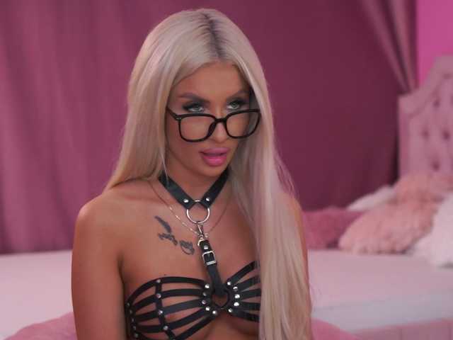 LaraBrynn live cam on BongaCams