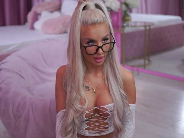 LaraBrynn live webcam show