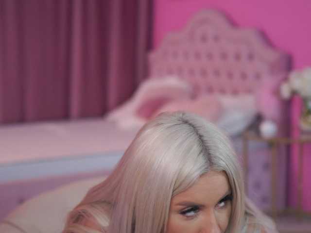LaraBrynn live cam