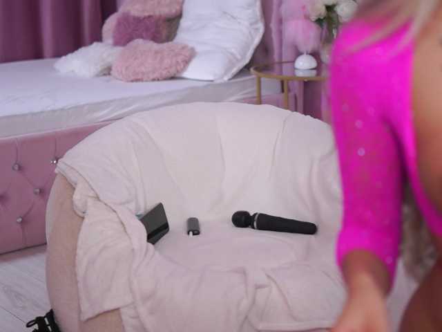 LaraBrynn live cam on BongaCams