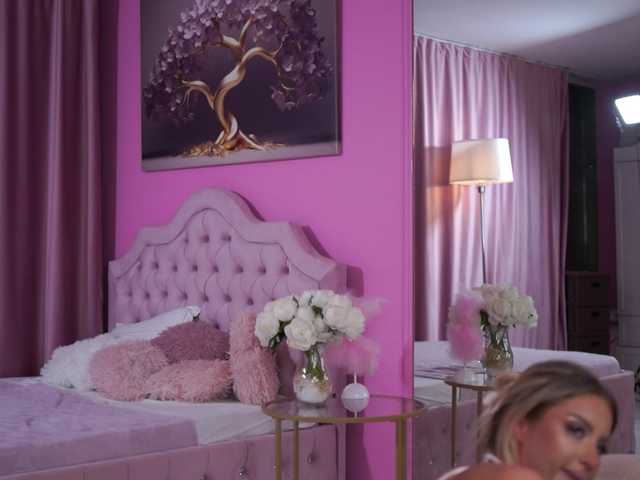 LaraBrynn live cam on BongaCams