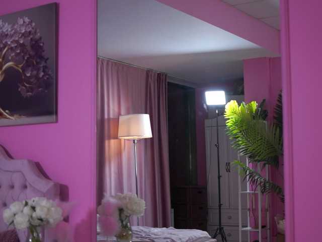LaraBrynn live cam on BongaCams