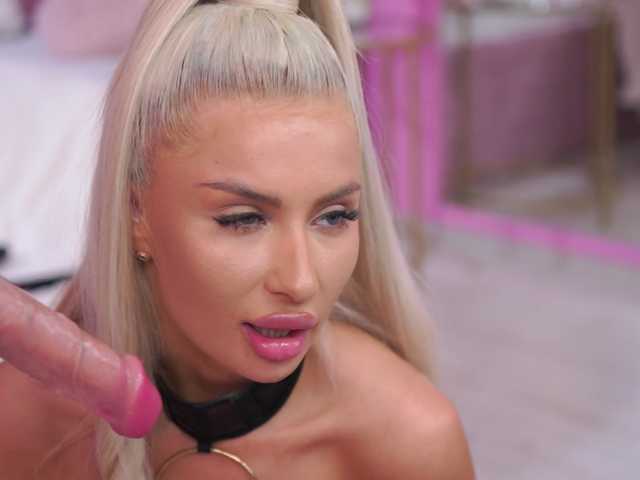 LaraBrynn live cam on BongaCams