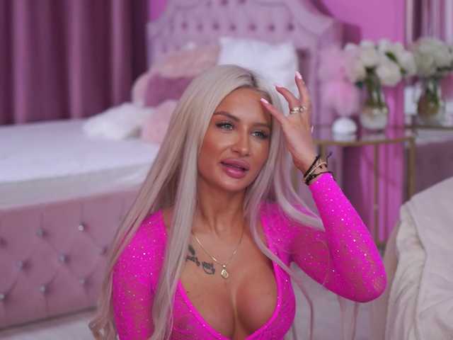 LaraBrynn live cam