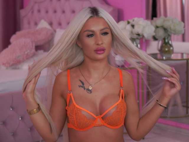 LaraBrynn live cam on BongaCams