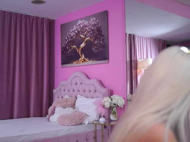 LaraBrynn live cam on BongaCams