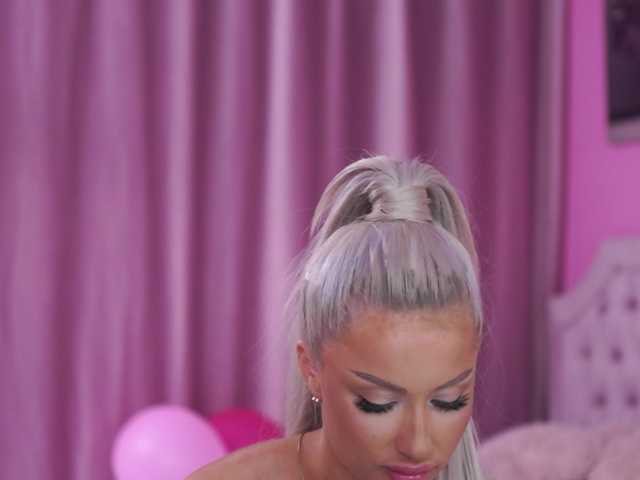 LaraBrynn — live female cam