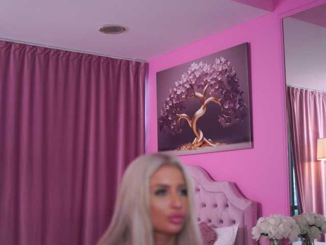LaraBrynn live cam