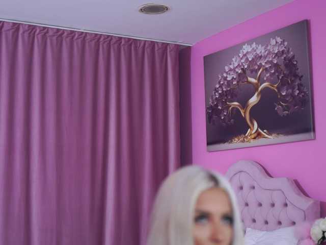 LaraBrynn live webcam show