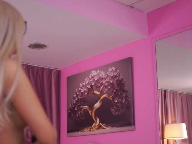 LaraBrynn live cam on BongaCams