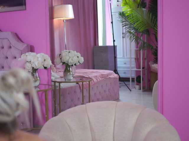LaraBrynn live cam on BongaCams