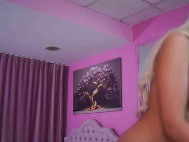 LaraBrynn webcam