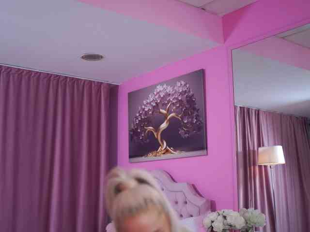 LaraBrynn Live Webcam on BongaCams