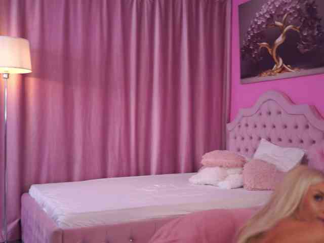 LaraBrynn Live Webcam on BongaCams