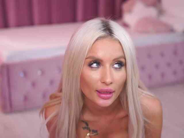 LaraBrynn Live Webcam on BongaCams