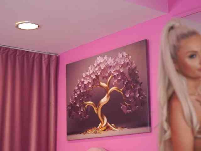 LaraBrynn webcam