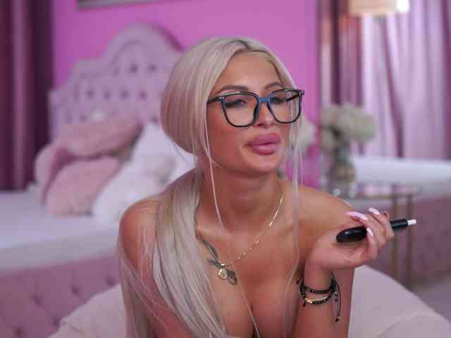 LaraBrynn webcam