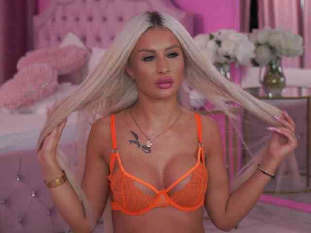 LaraBrynn webcam