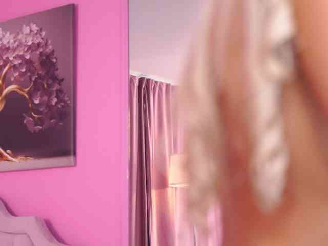 LaraBrynn webcam