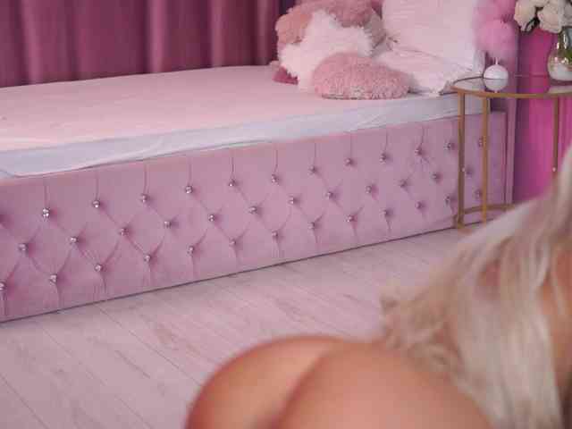 Larabrynn's cam show statistics and live stream