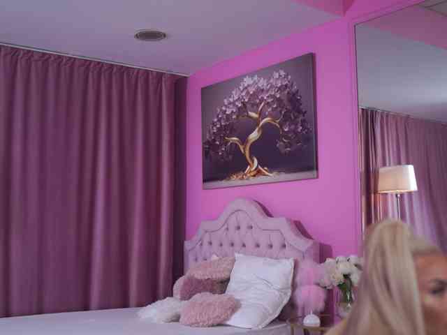 LaraBrynn Sex Cam Show