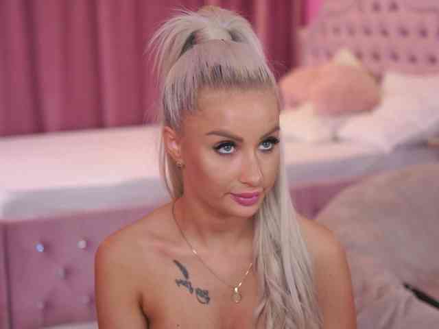 LaraBrynn webcam