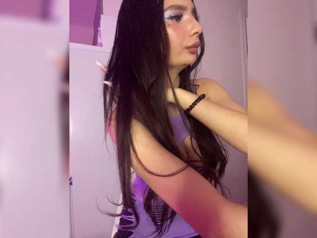 le modèle Sofa-crysta est en webcam porno dans un show sur le site bongacams, il possède les tags suivants: White/Caucasian,Brunette,Shaved
