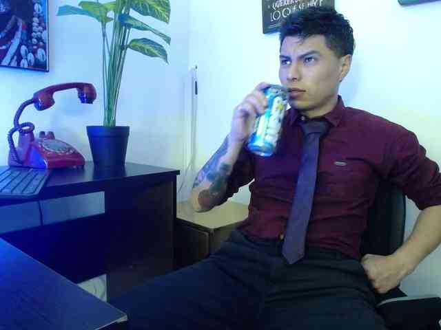 Aquilestaylor's cam show statistics and live stream