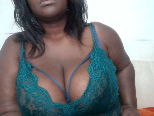 CurvyR live webcam show