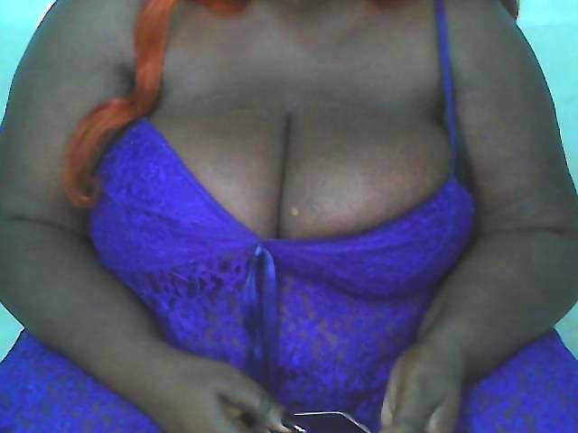 CurvyR webcam bongacams model stream image
