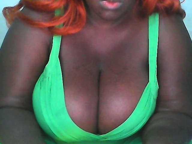CurvyR webcam bongacams model stream image