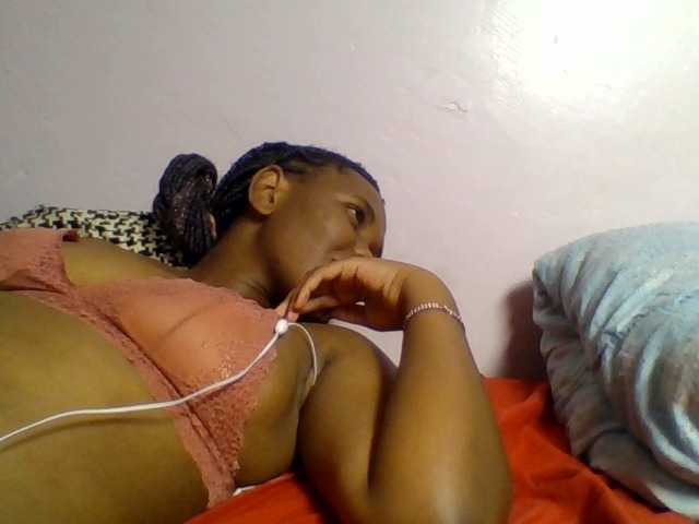 le modèle Kittydew est en webcam porno dans un show sur le site bongacams, il possède les tags suivants: Ebony,Brunette,Trimmed