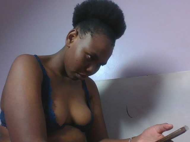 Kittydew live cam on BongaCams