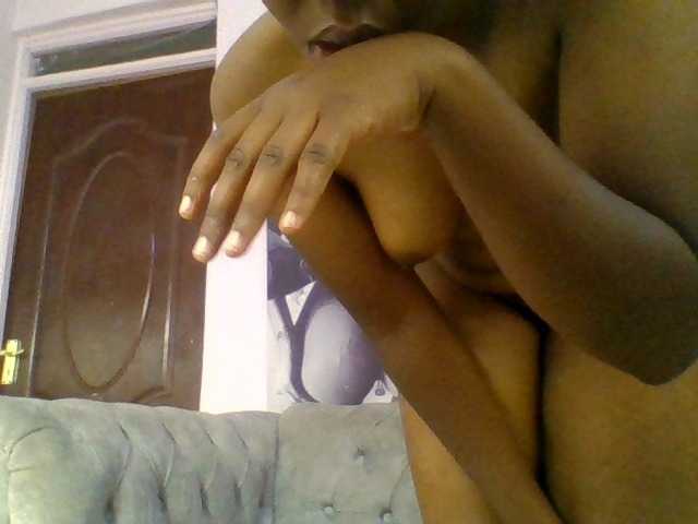 Kittydew live cam on BongaCams