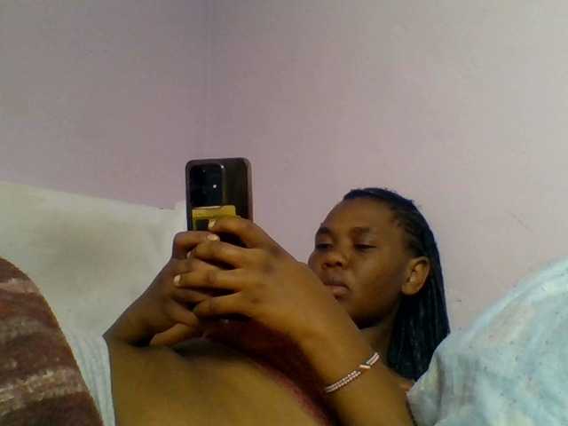 le modèle Kittydew est en webcam porno dans un show sur le site bongacams, il possède les tags suivants: Ebony,Brunette,Trimmed