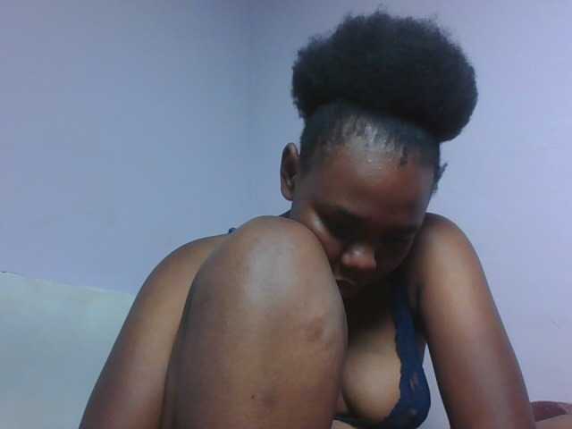 Kittydew live cam on BongaCams