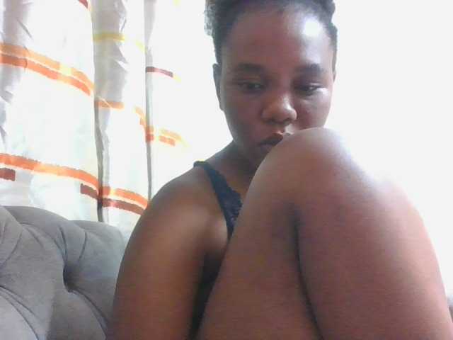 le modèle Kittydew est en webcam porno dans un show sur le site bongacams, il possède les tags suivants: Ebony,Brunette,Trimmed