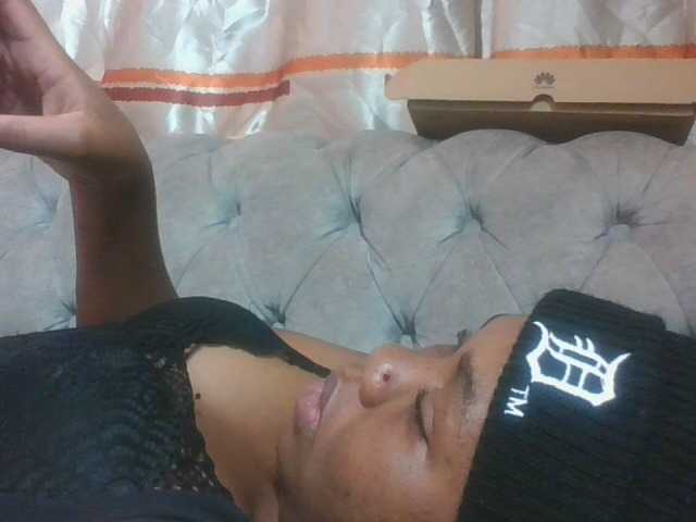 Kittydew live cam on BongaCams