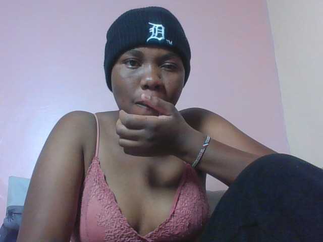Kittydew live cam on BongaCams